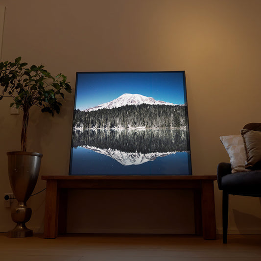 Bergspiegelung im Wasser bei Nacht