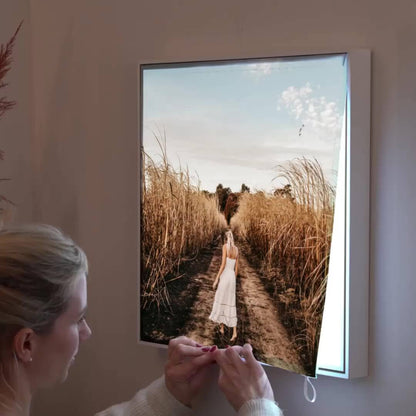 Rahmen-Wandbild mit Landschaftsmotiv: Weg durch hohes Gras und Person im Kleid