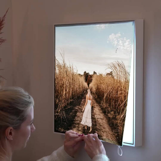 Rahmen-Wandbild mit Landschaftsmotiv: Weg durch hohes Gras und Person im Kleid