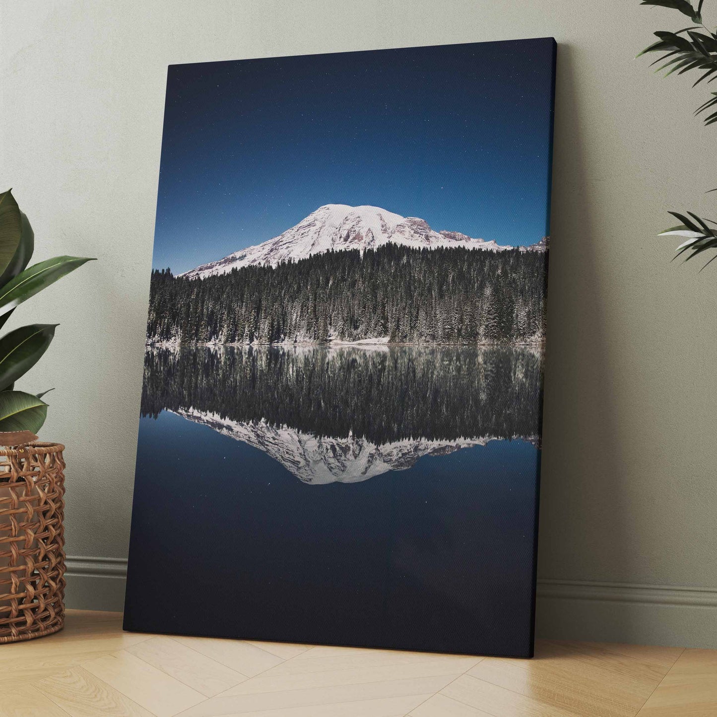 Bergspiegelung im Wasser bei Nacht - Poster oder Leinwand
