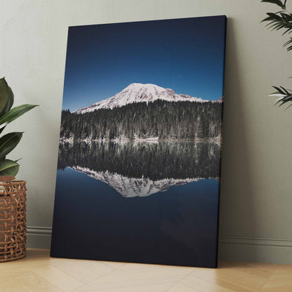 Bergspiegelung im Wasser bei Nacht - Poster oder Leinwand