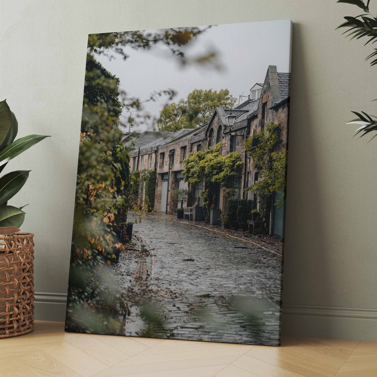 düstere alte Straße im Herbst - Poster oder Leinwand